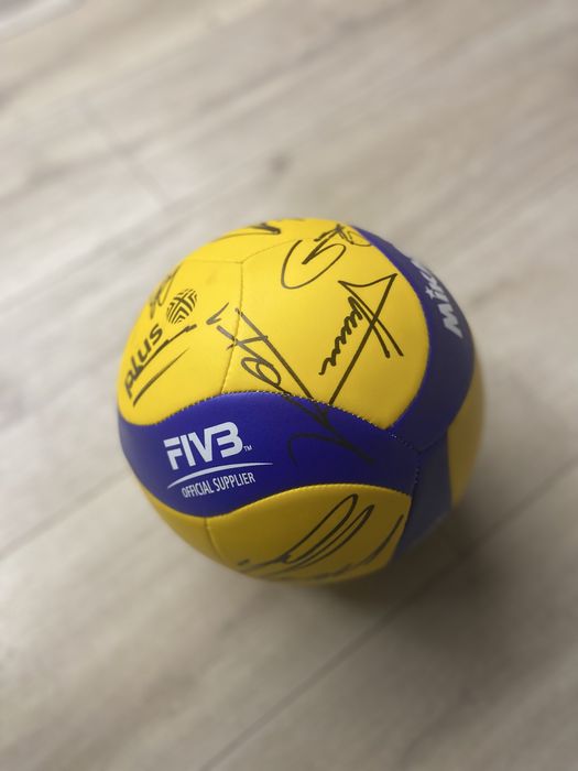 Piłka Mikasa z podpisami reprezentacji Polski w siatkówkę