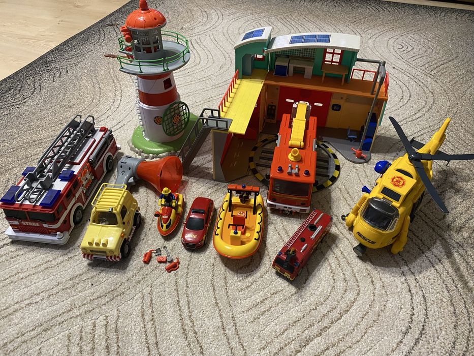 Zestaw zabawek Strażak Sam, remiza, latarnia i inne
