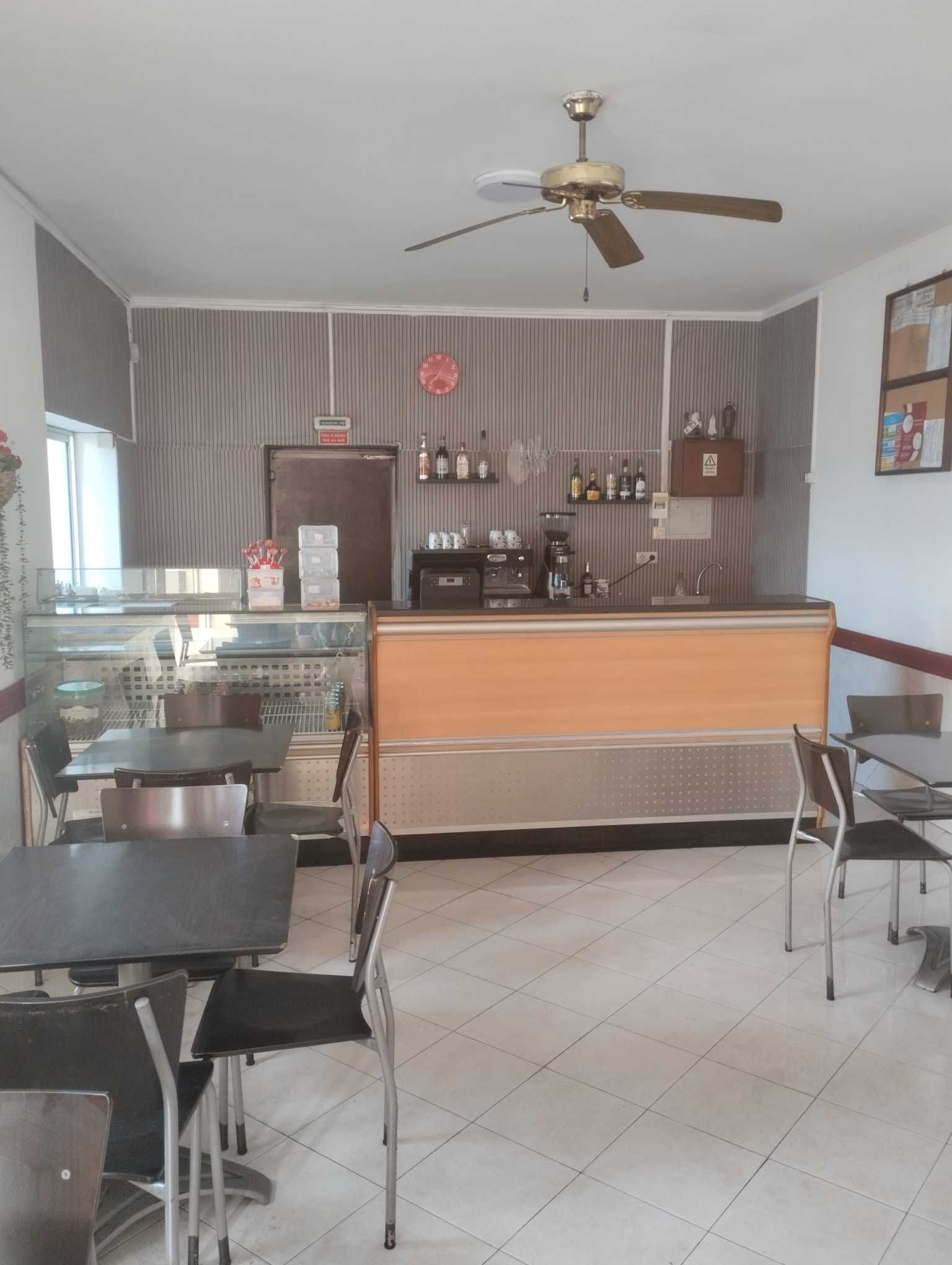 Arrendamento de café com esplanada