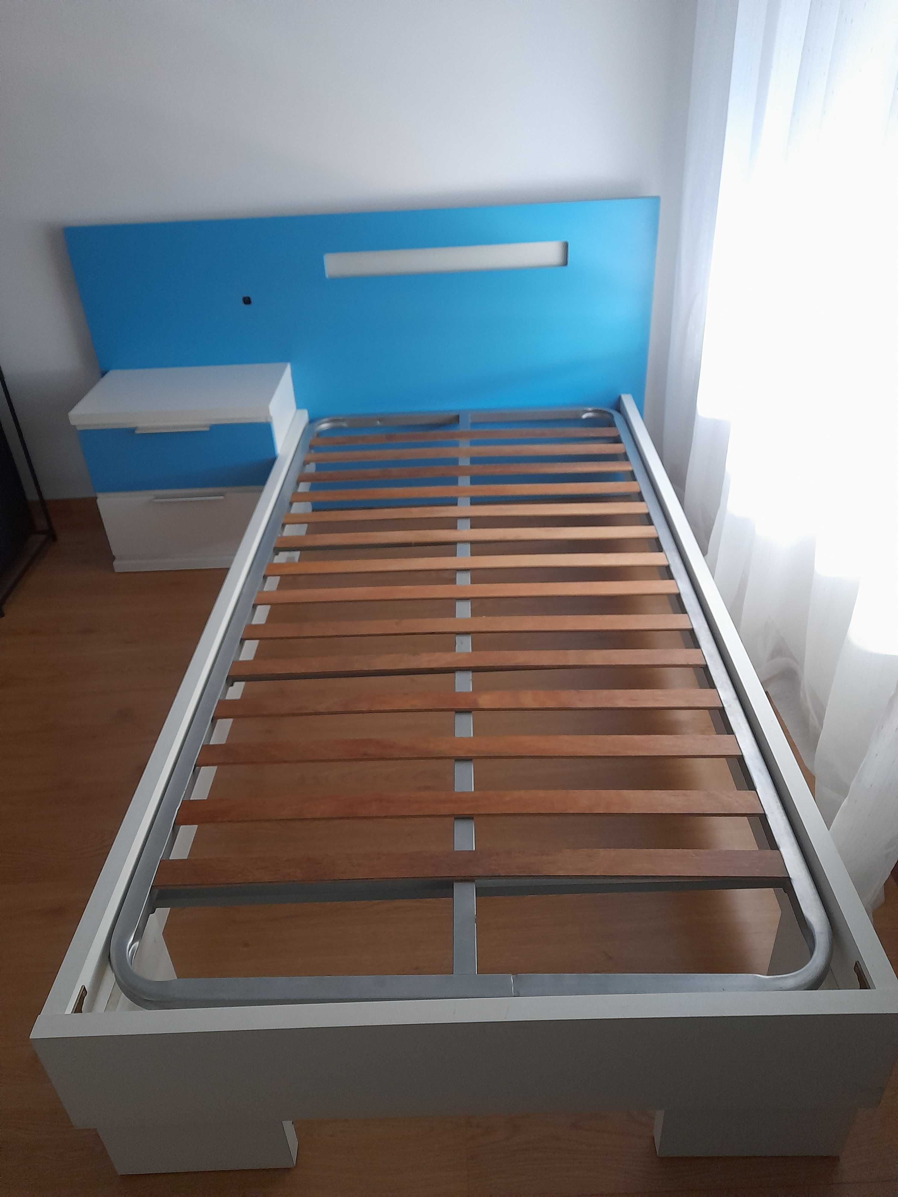 Cama individual com mesa de cabeceira