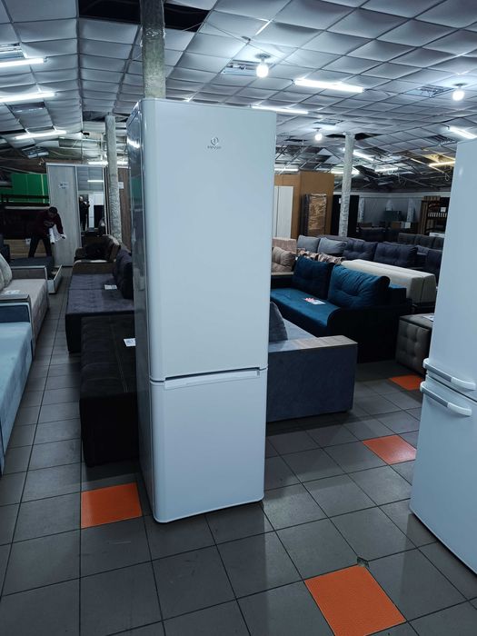 Двокамерий холодильник Indesit BIA20N