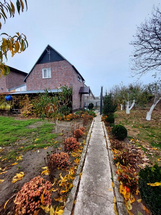 Заміський будиночок поряд із містом