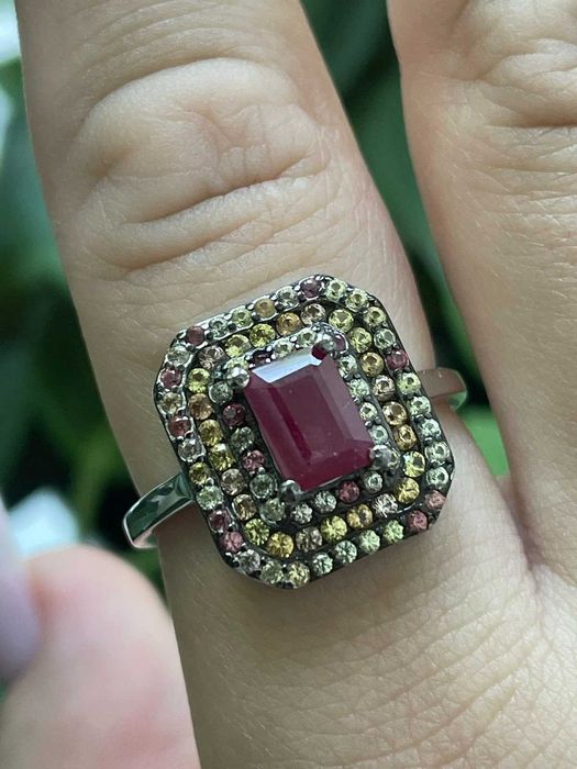 Серебряное кольцо 925 пробы с рубином и цветным сапфиром. Р.19.25
