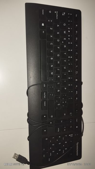 Teclado para pc da lenovo em muito bom estado. E a funcionar muito bem