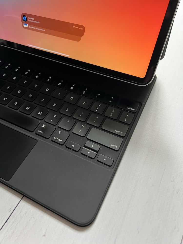iPad Pro 12,9 (2020) 256GB i Magic Keyboard i gratisy
