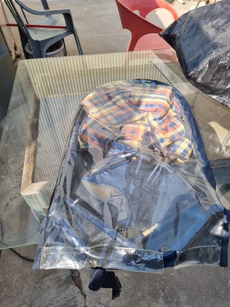 Cama de viagem e cadeira