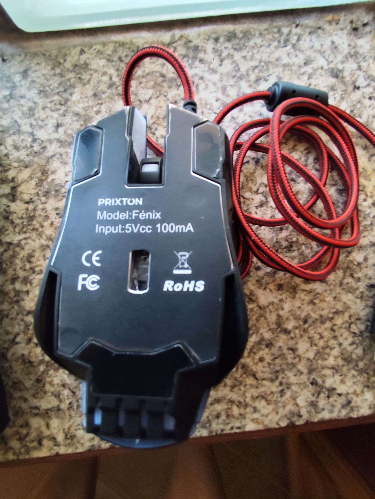 Teclado e rato da marca Fênix.