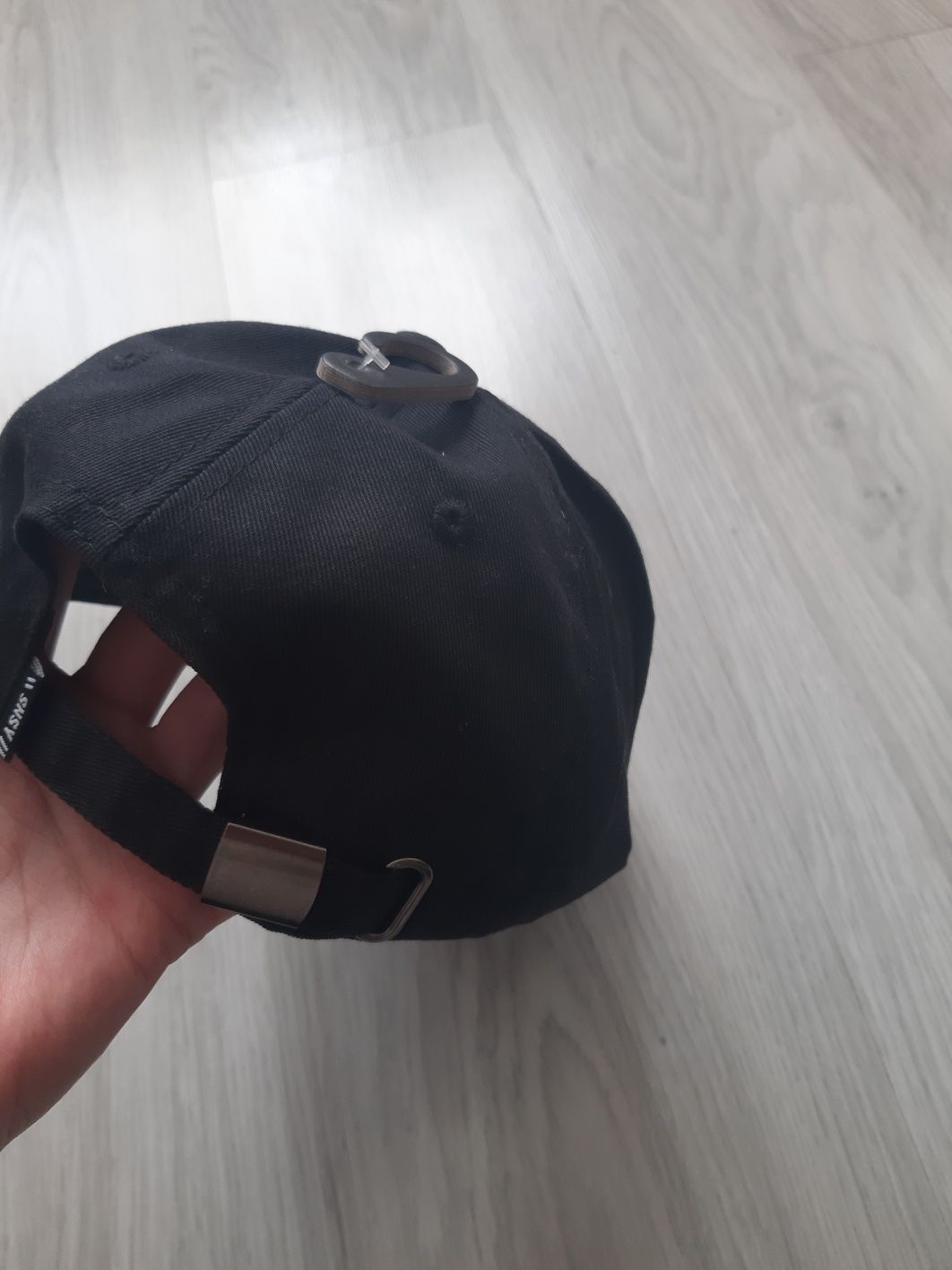 Nowa czarna czapka z daszkiem regulowana