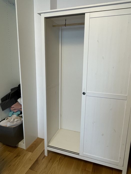 Biała szafa IKEA Hemnes