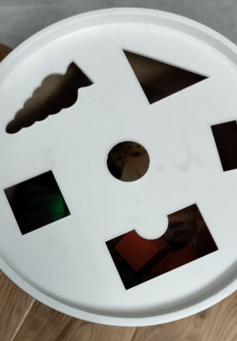 Klocki drewniane w pudle z sorterem