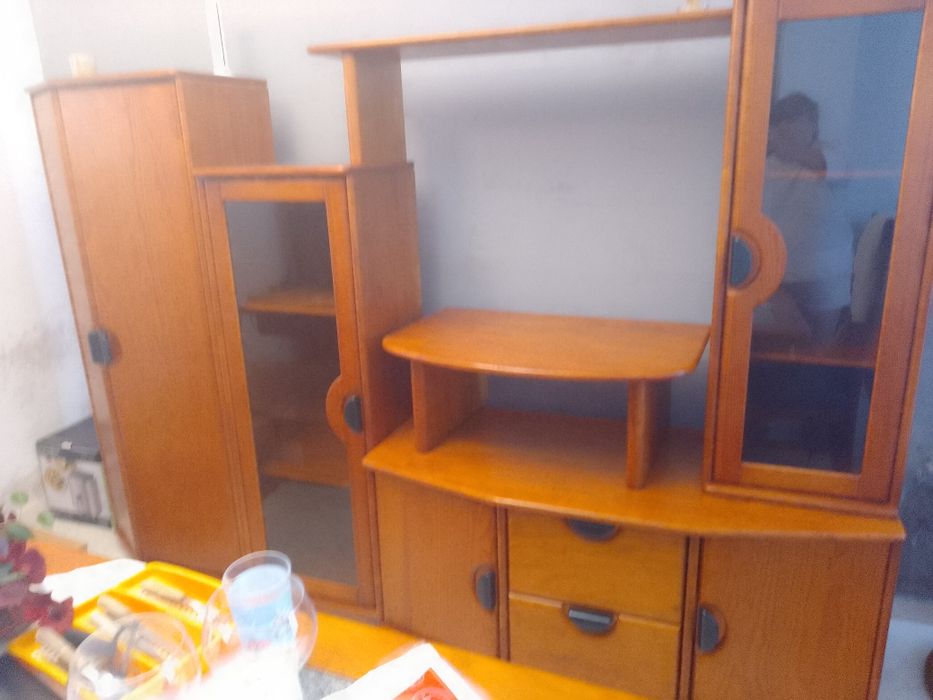 Sala de jantar com mesa de madeira e granito