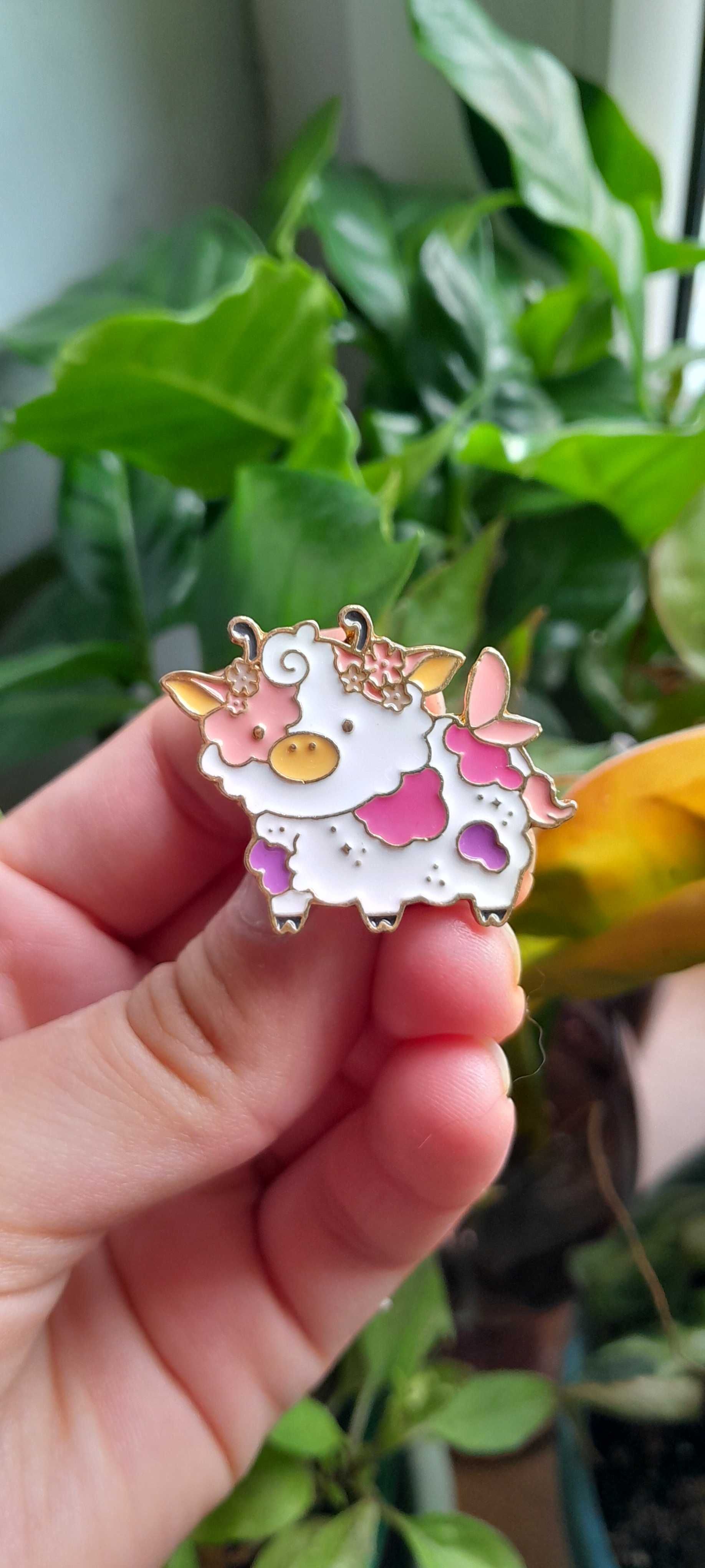 Pin przypinka krówka krowa cow fairy wróżka witch cottage