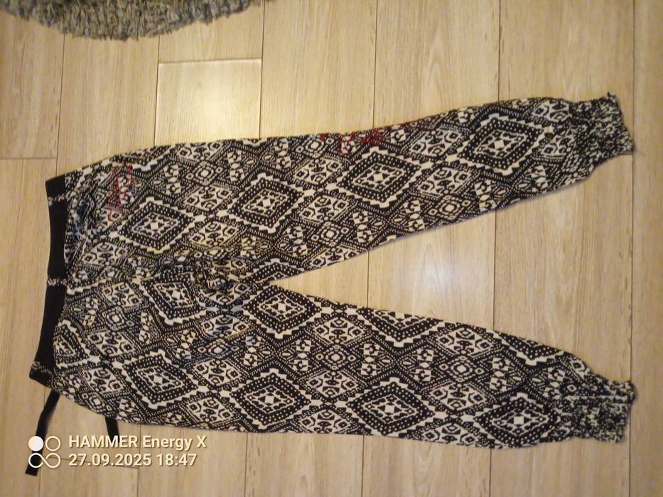 Cienkie spodnie damskie marki Desiguel rozm. 26/XS