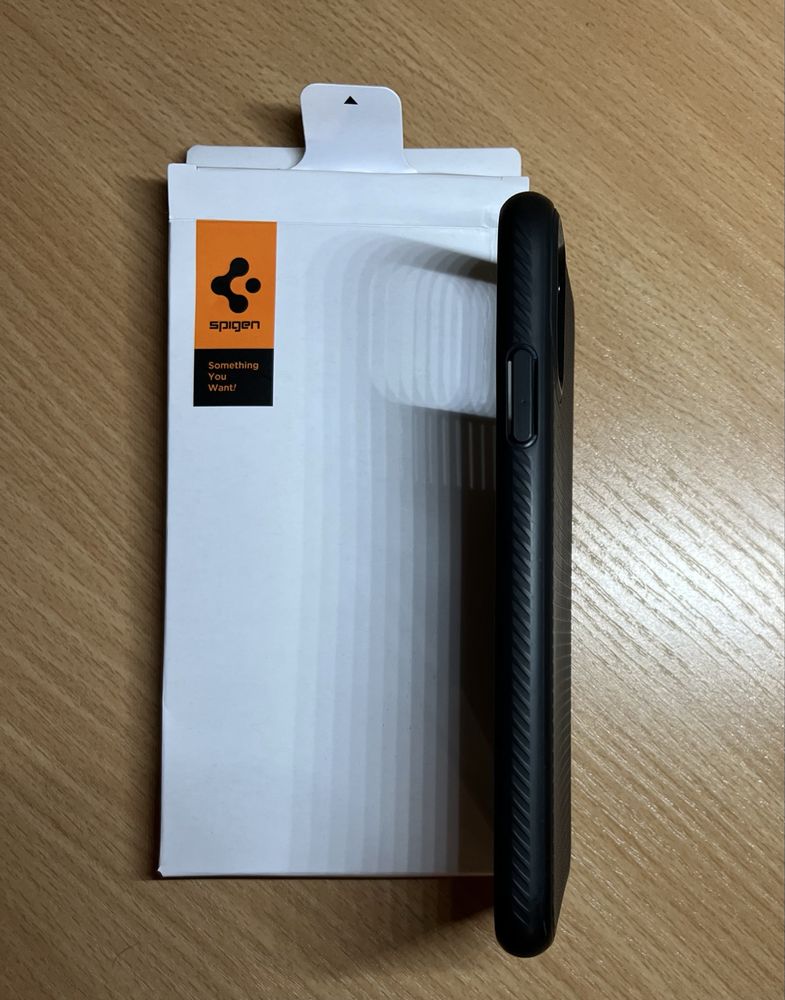 Чохол Spigen Rugged Armor для iPhone 11/12 – Чорний, як новий!