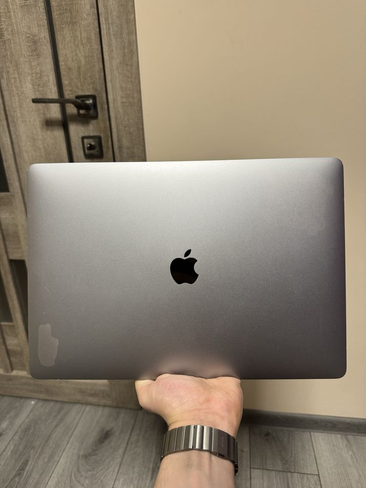 Macbook pro 15 2018 i7 16/512gb amd pro 560x 4gb