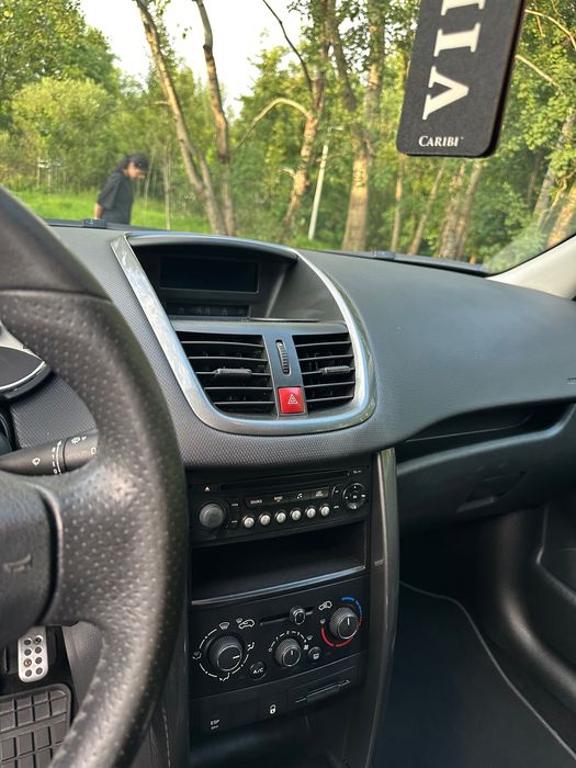 Sprzedam peugeot 207 1.6vti 2011r + opony ze stalówkami 2024