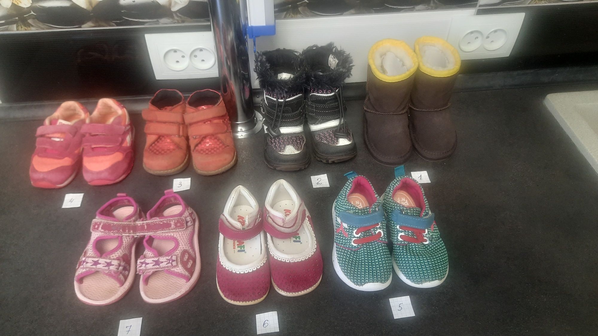 Розпродаж дитячого взуття