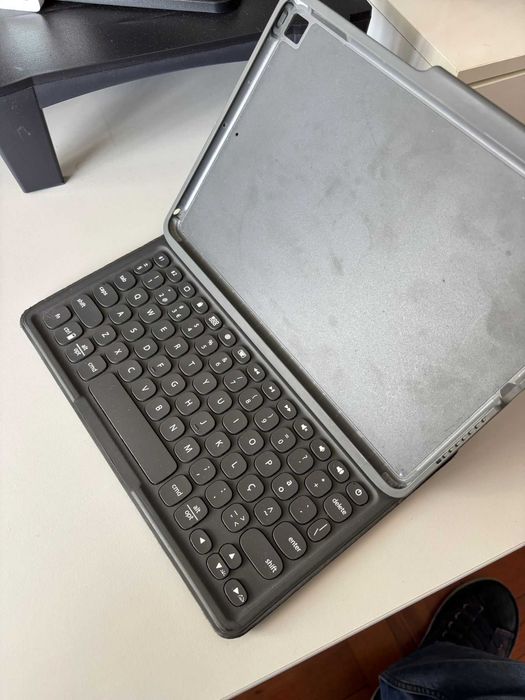 Capa teclado bluetooth ZAGG Pro Keys para iPad