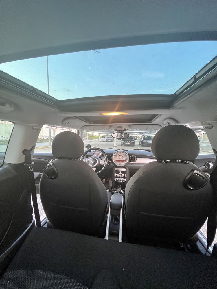 Mini One R56 preto e branco com teto panoramico
