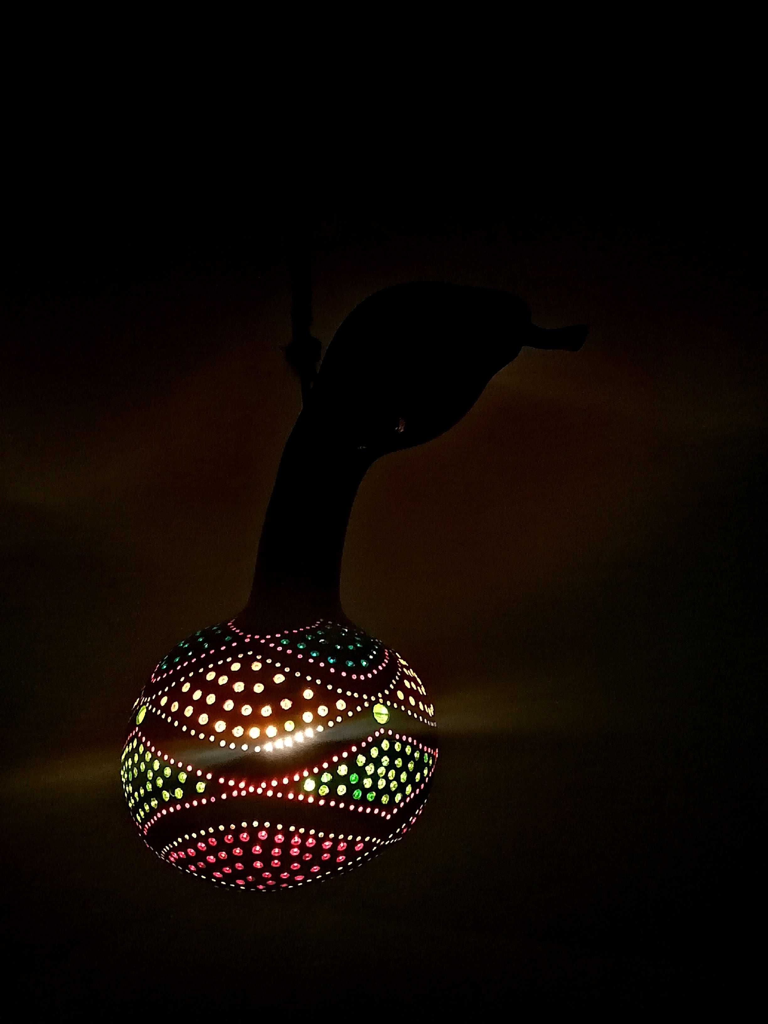 Ręcznie robiona lampa z tykwy – rozświetl swój dom magią kolorów!