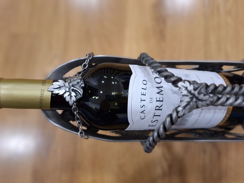 Suporte para garrafa em estanho