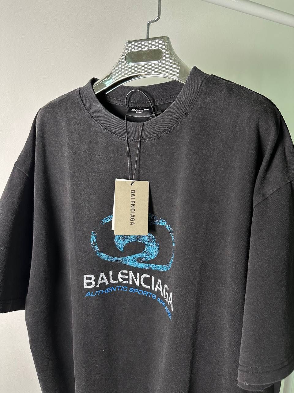 Футболка Balenciaga в наявності