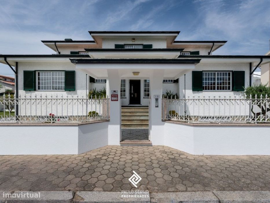 Moradia de arquitetura tradicional no centro dos Carvalhos