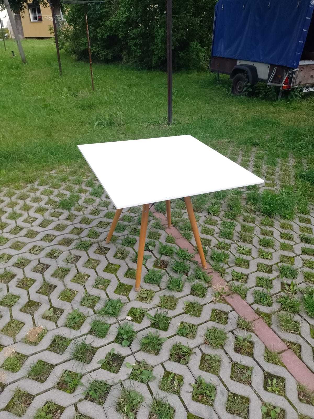 Stół  w stylu skandynawskim