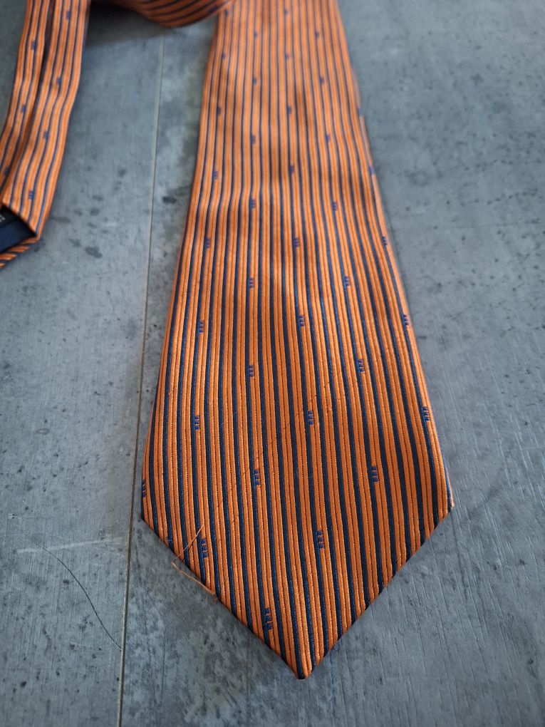 Krawat męski. Koloru pomarańczowego. Stan bardzo dobry.