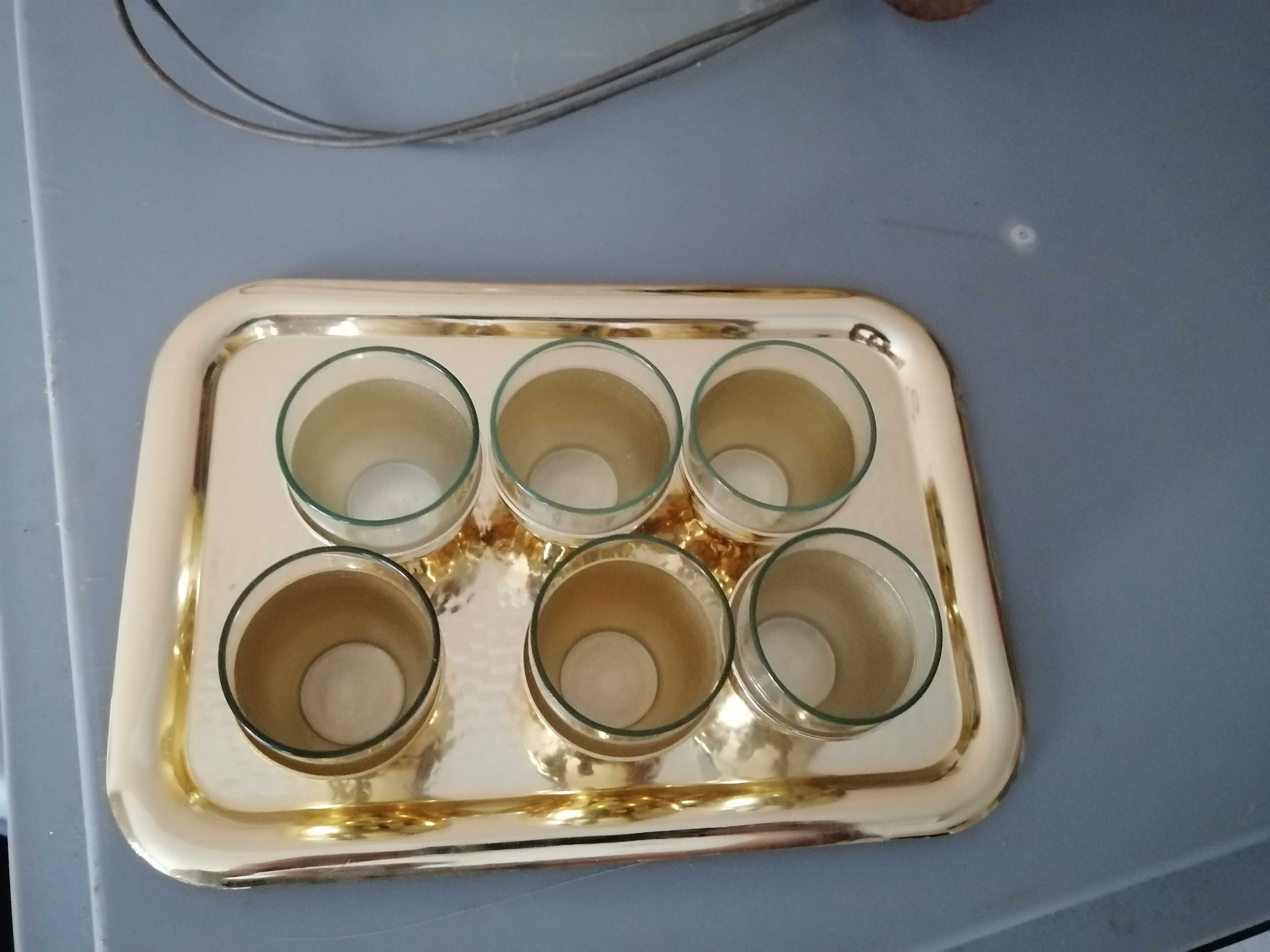male kieliszki z taca aluminiowa