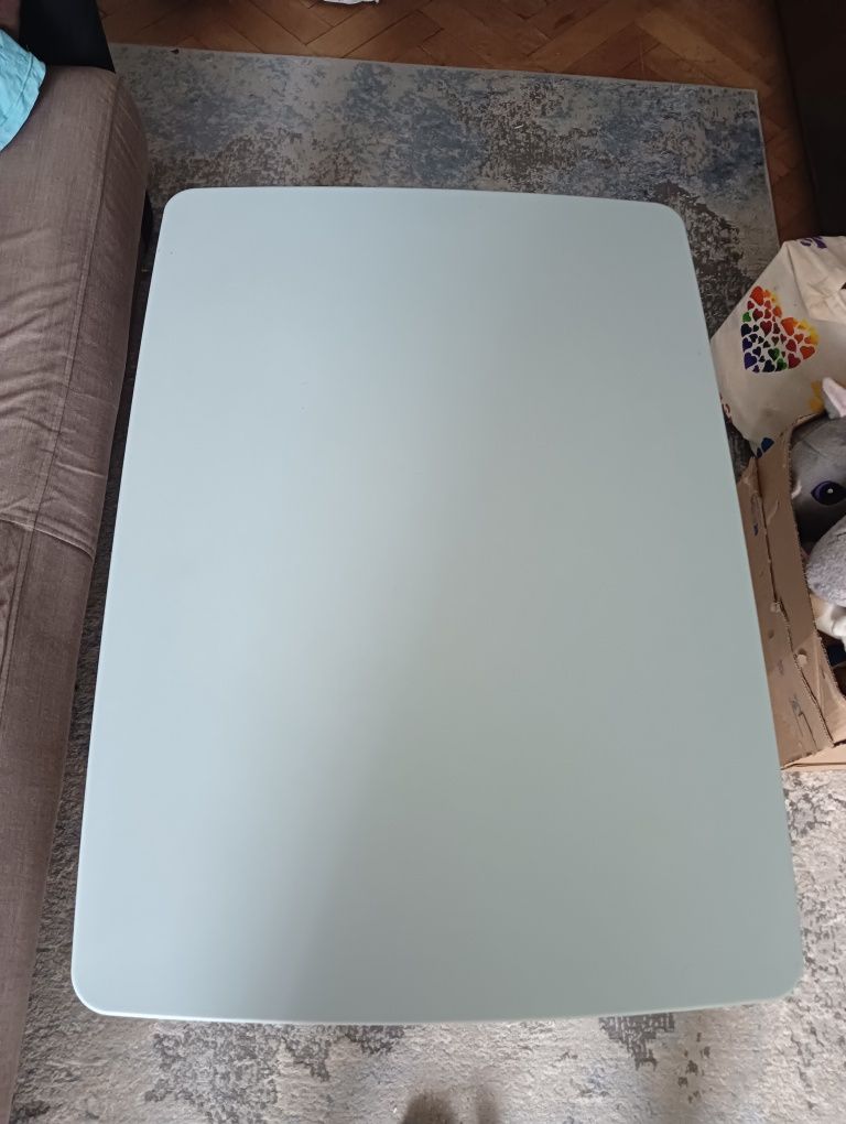 Stolik Ikea Mamut dla dzieci plus krzesełka