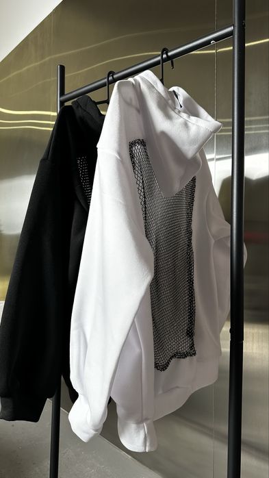 Жіноче худі з відкритою спиною та сіткою зі стразами