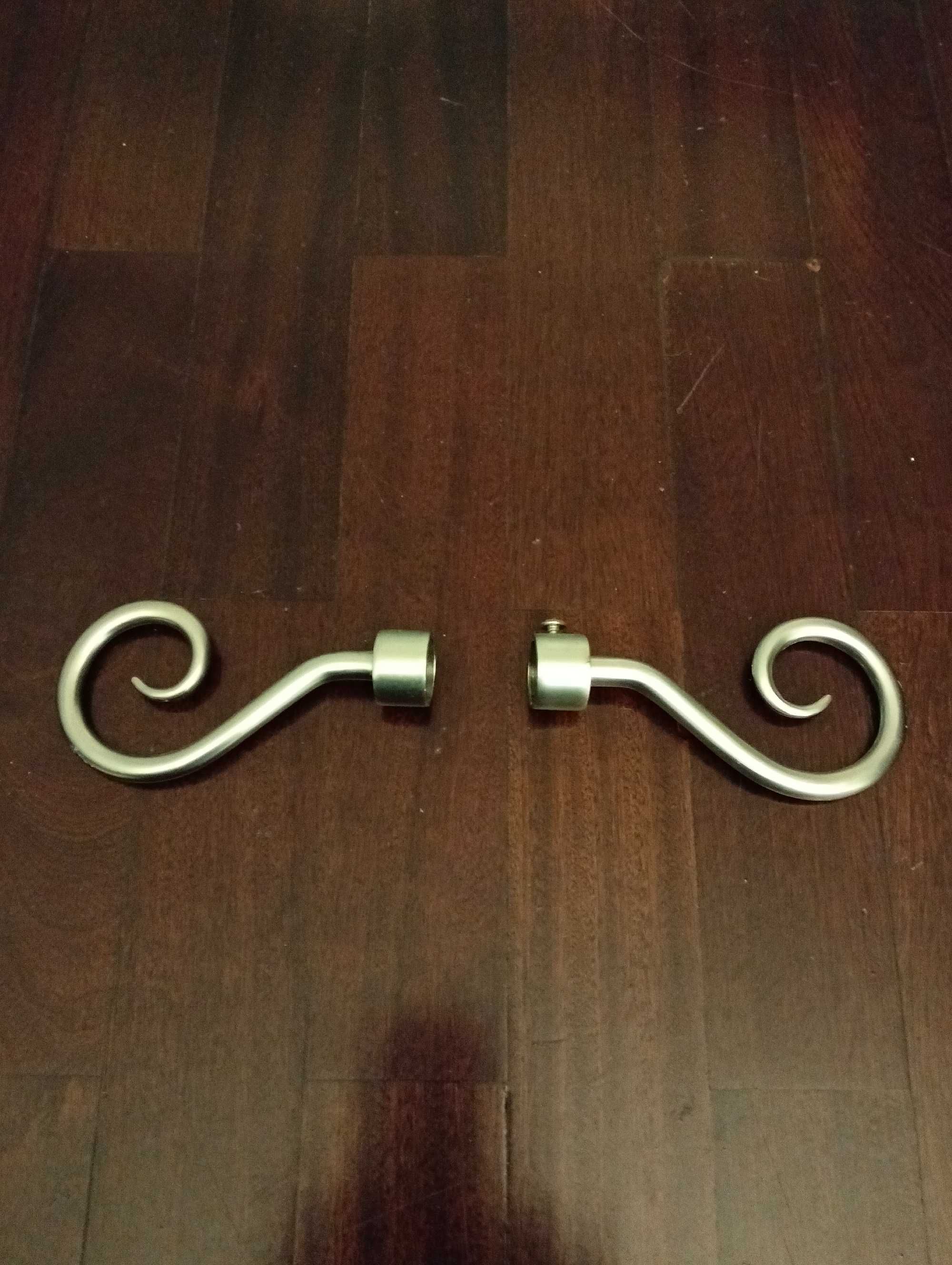 3 Varões prateados para cortinados.