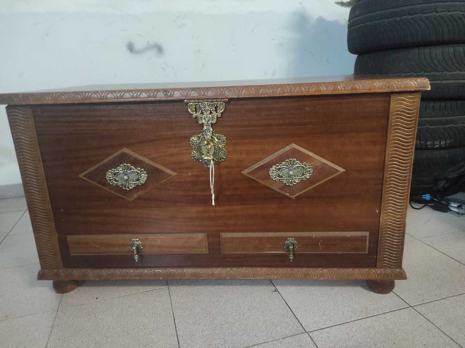 Arca em Madeira Antiga