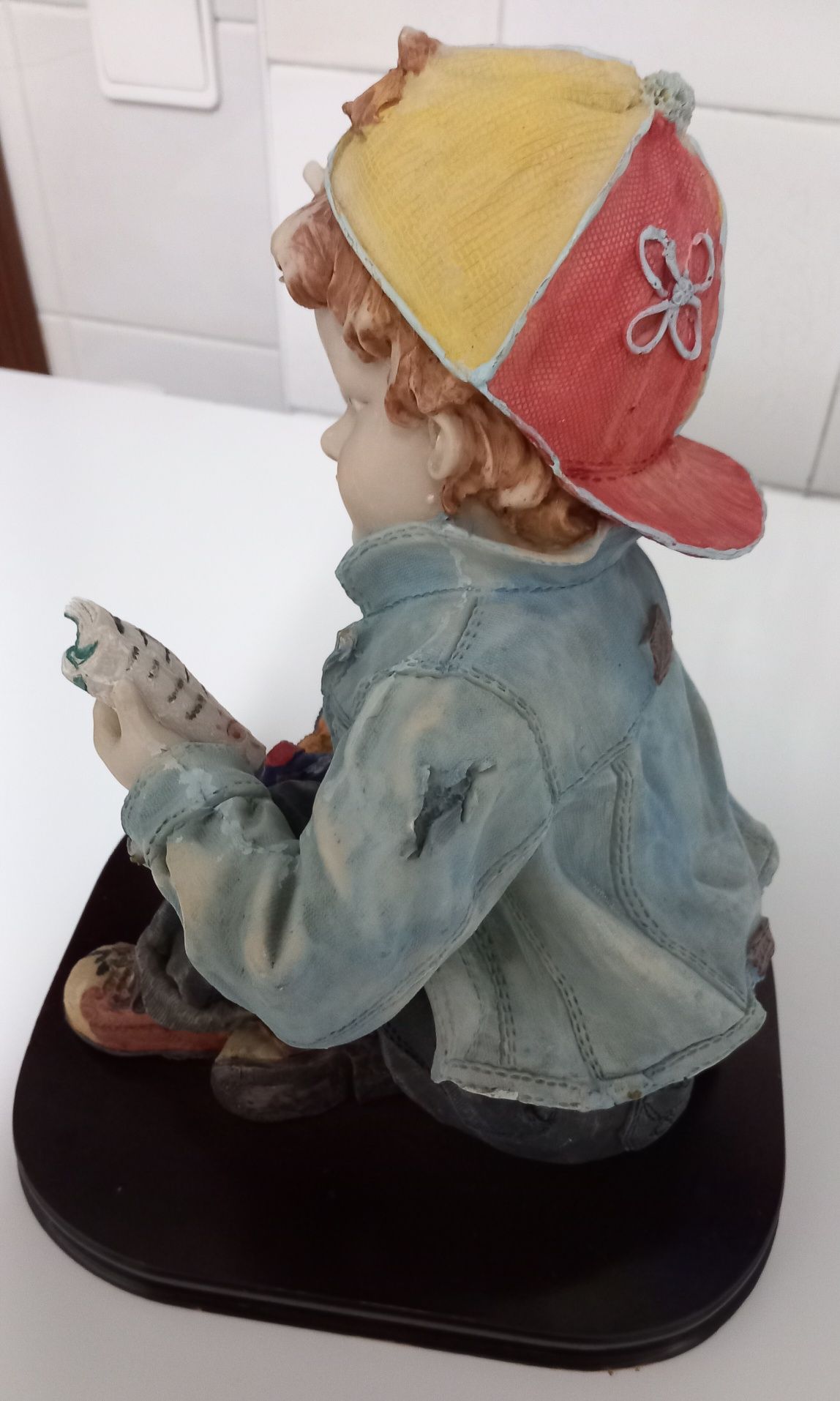 ESTÁTUA CRIANÇA POBRE COM GOSTO PELA LEITURA.Livros,Casa,Sala,Quarto.