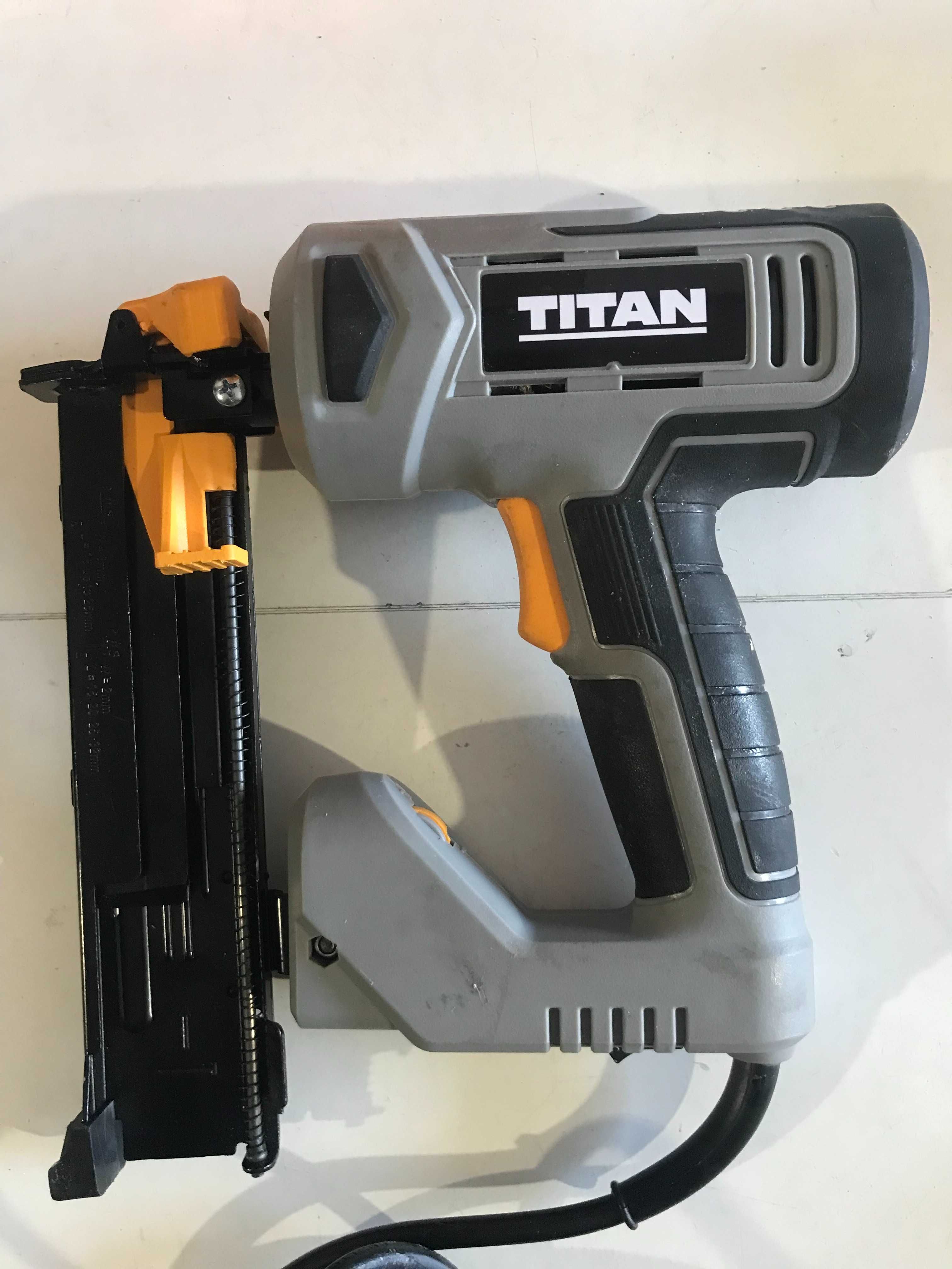 Cтеплер,електричний пістолет для цвяхів/скобів Titan TTB970NST з Англ