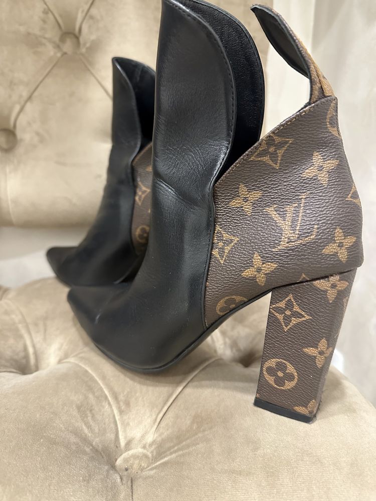 Жіночі черевички із натуральноі шкіри в комплекті із сумочкою.