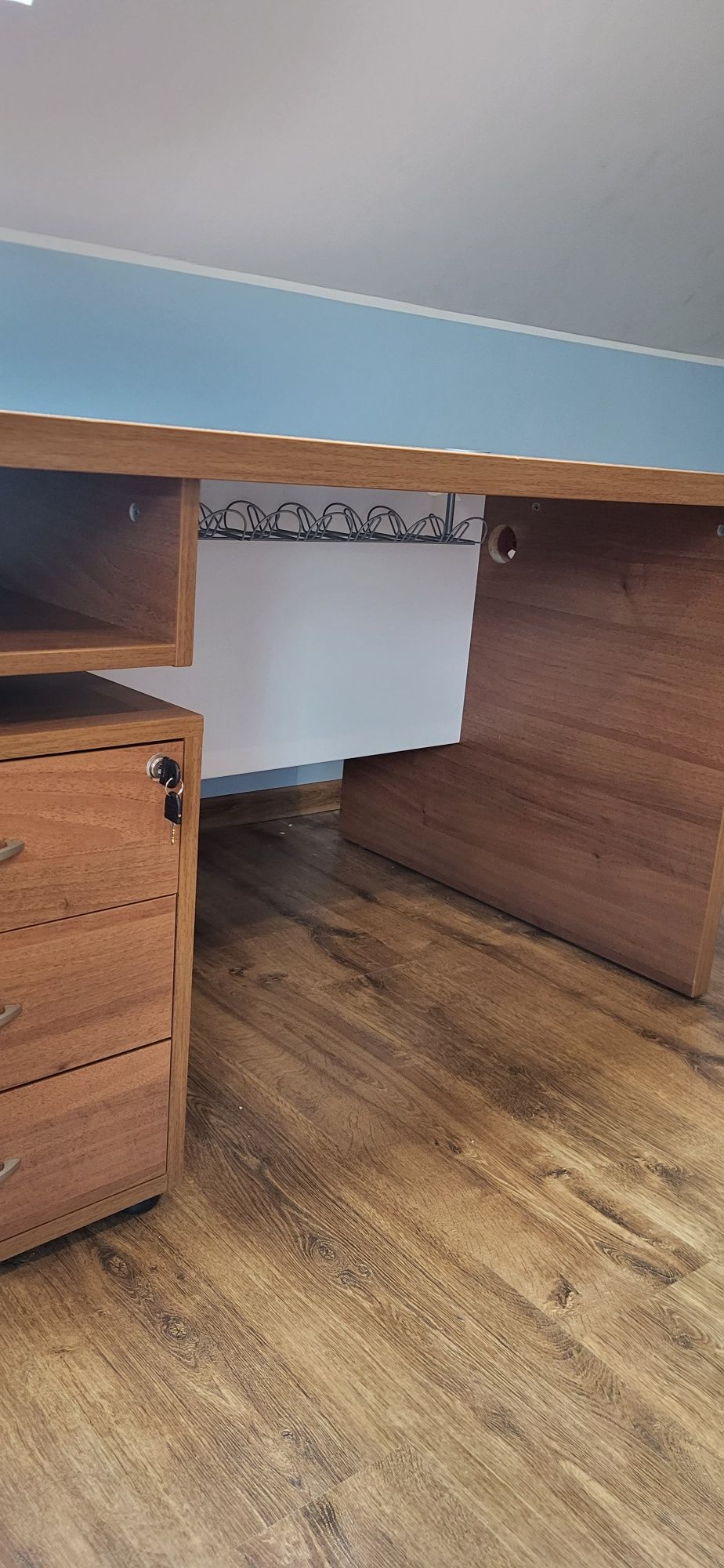 Komplet mebli biurowych biurko, dwie szafki zamykane na kluczyk