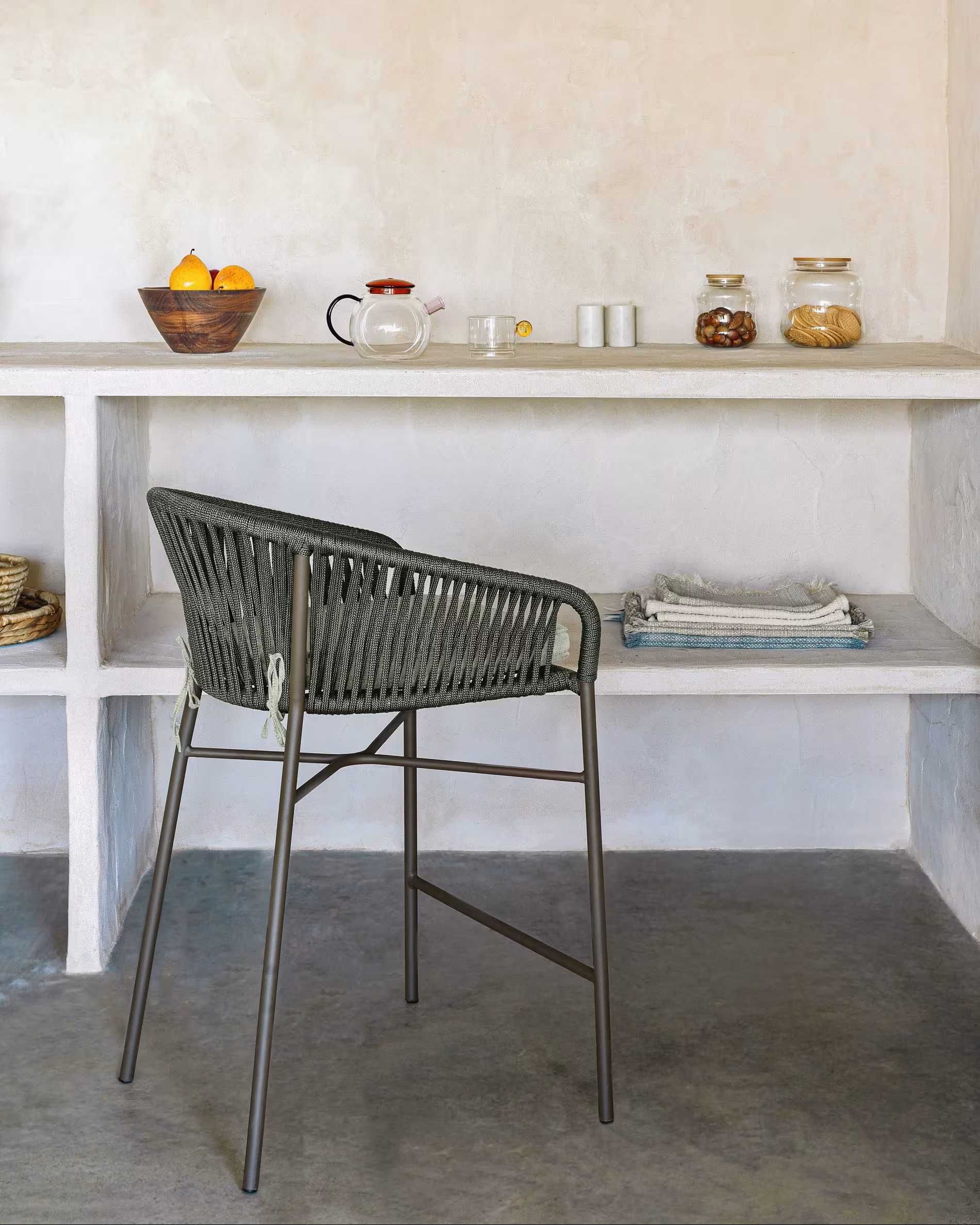 Krzesło, hoker, taboret Yanet Kave Home z liny, wysokość 65 cm zielony