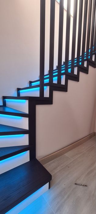 Лестницы на второй этаж. Лестничные марши. Сходи