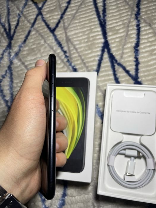 iPhone se 2020 black 64gb newerlock