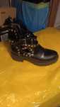 Botas pretas com tachas
