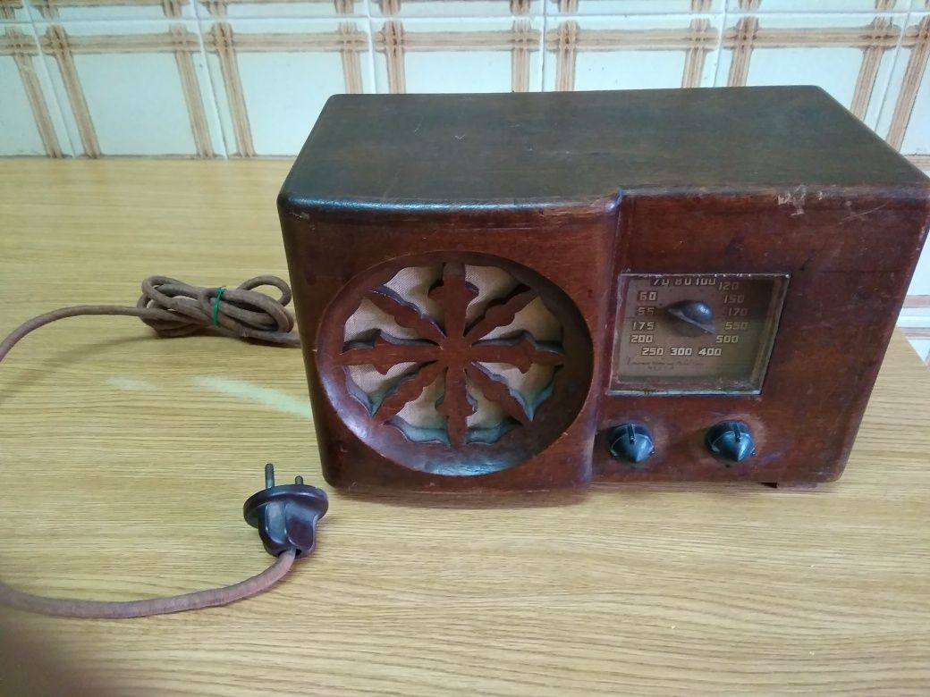 Rádio muito antigo (primeiro)