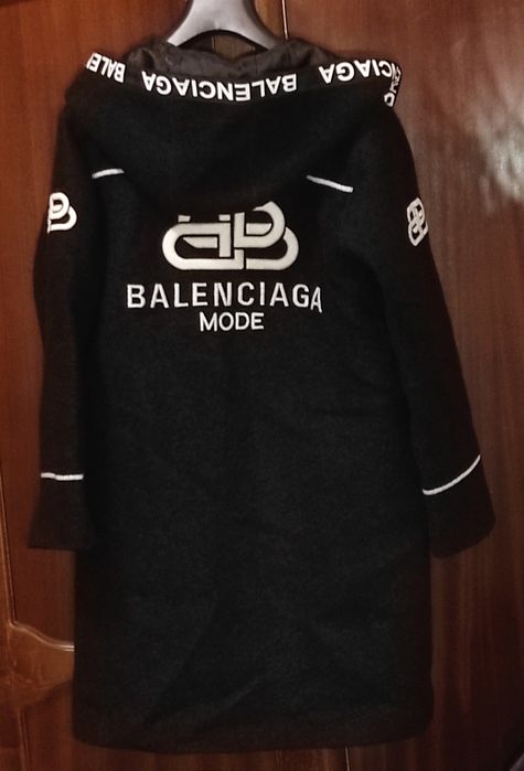 Płaszcz damski Balenciaga z kapturem czarny rozmiar 38