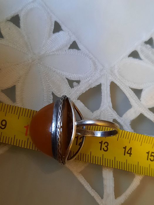 Srebrny pierscionek z bursztynem