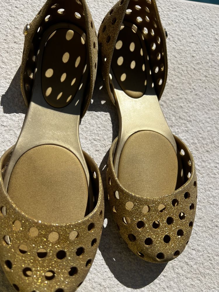 Melissa. Sapatos de Verão de criança, dourados.