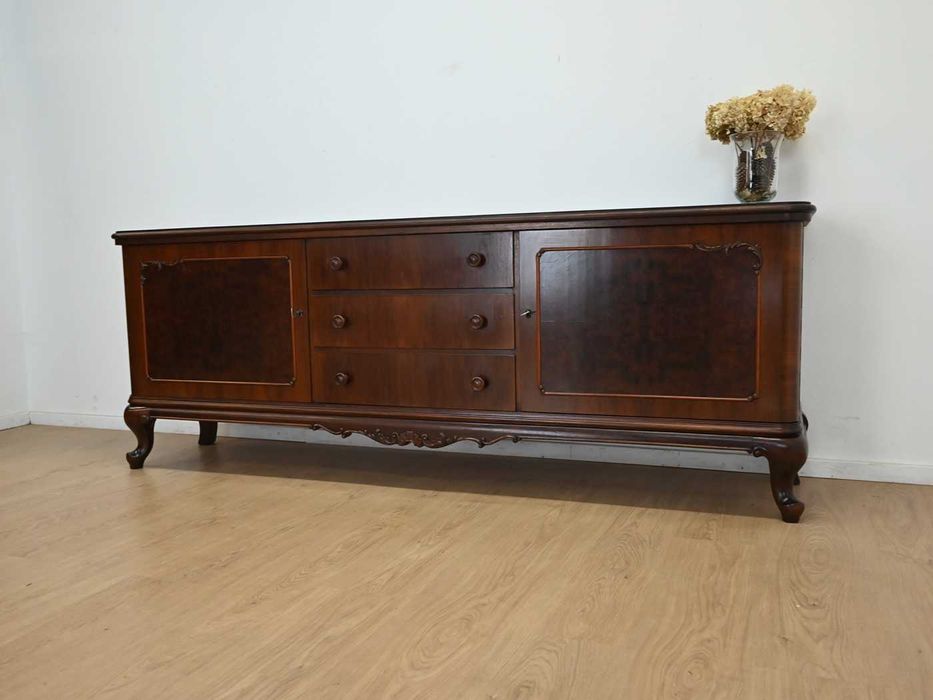 niska długa komoda na giętych nogach 102802