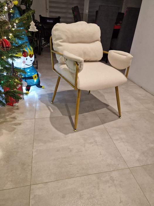 Eleganckie krzesło do sypialni - garderoba
