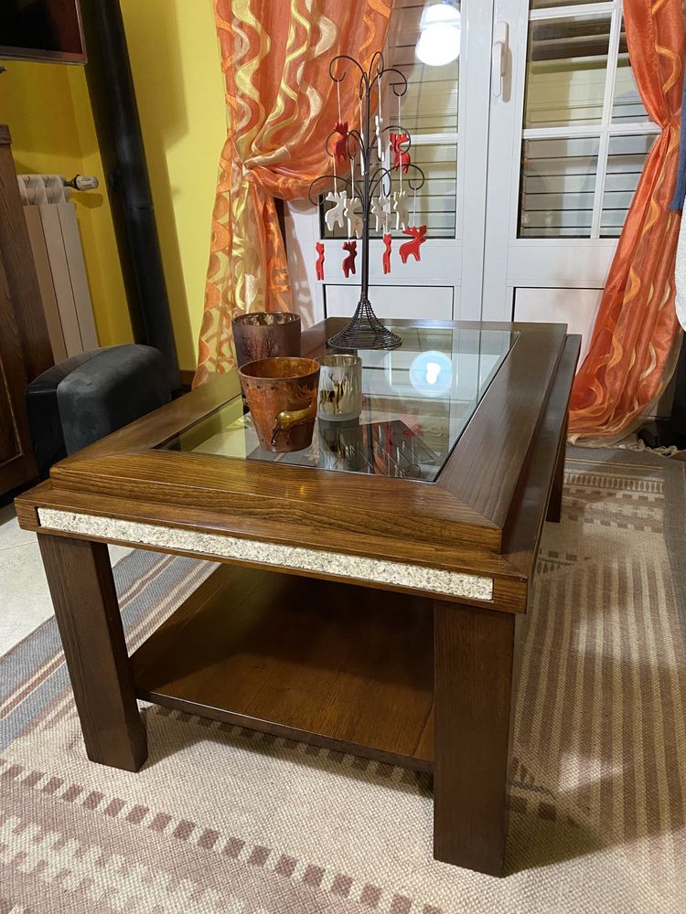 Mesa de apoio de carvalho e granito amarelo