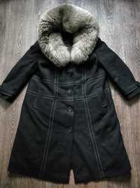Пальто зимнее с воротником из чернобурки.